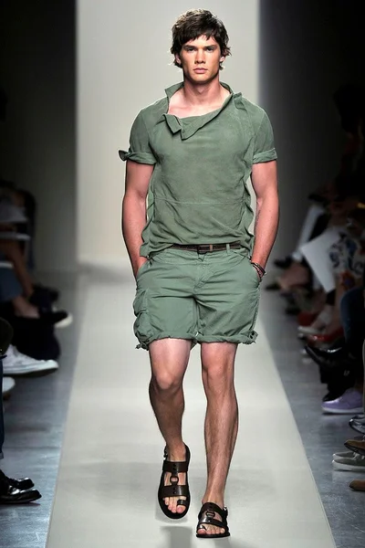 Look 16